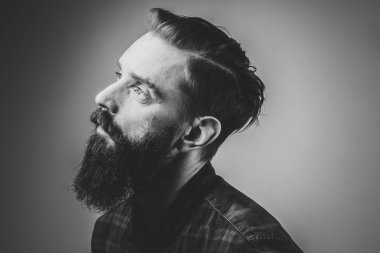 Çekici üzgün adamın siyah beyaz fotoğraf çekimi