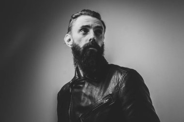 Çekici üzgün adamın siyah beyaz fotoğraf çekimi