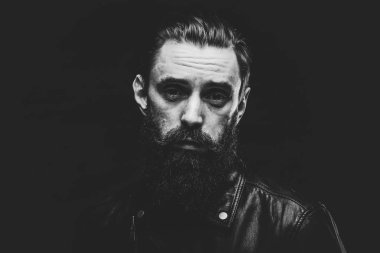 Çekici üzgün adamın siyah beyaz fotoğraf çekimi