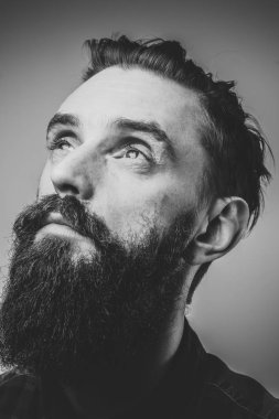 Çekici üzgün adamın siyah beyaz fotoğraf çekimi