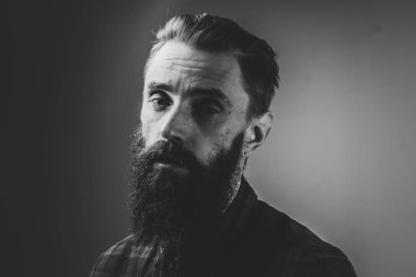 Çekici üzgün adamın siyah beyaz fotoğraf çekimi