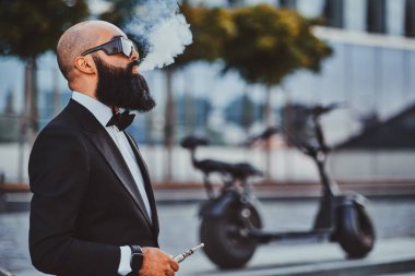 Modern sakallı adam varoriser içiyor