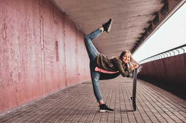 Tünelde genç kız portresi