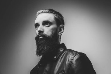 Çekici üzgün adamın siyah beyaz fotoğraf çekimi