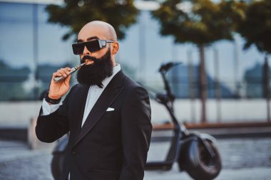 Modern sakallı adam varoriser içiyor