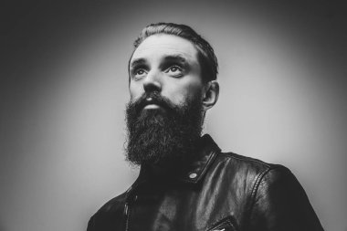 Çekici üzgün adamın siyah beyaz fotoğraf çekimi