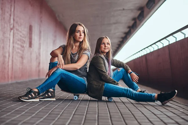 Retrato de duas irmãs bonitas com skate — Fotografia de Stock