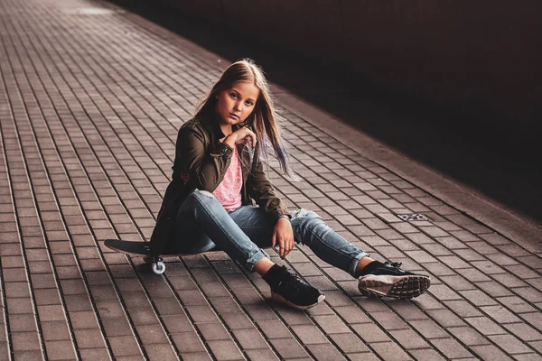Portret van tiener meisje in de tunnel — Stockfoto
