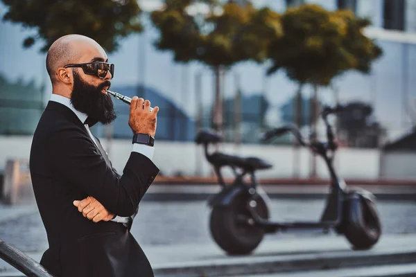 El hombre barbudo moderno está fumando varoriser —  Fotos de Stock
