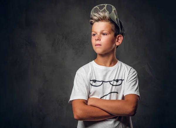 Porträt eines jungen attraktiven Schülers im Fotostudio — Stockfoto