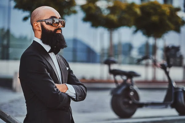 Man is standing near his electro bike — Stock Photo, Image