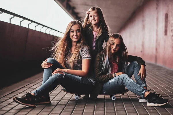 Porträt attraktiver Schwestern im Tunnel — Stockfoto