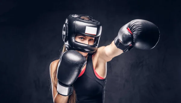 Portrait of attracyive woman ready to fight — Stock Photo, Image