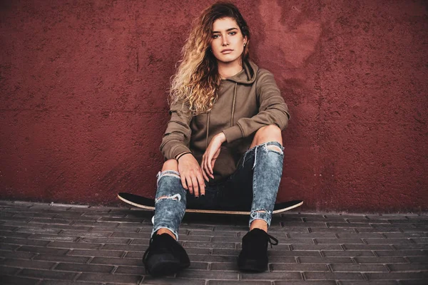 Portrét atraktivní dívky se skateboard — Stock fotografie