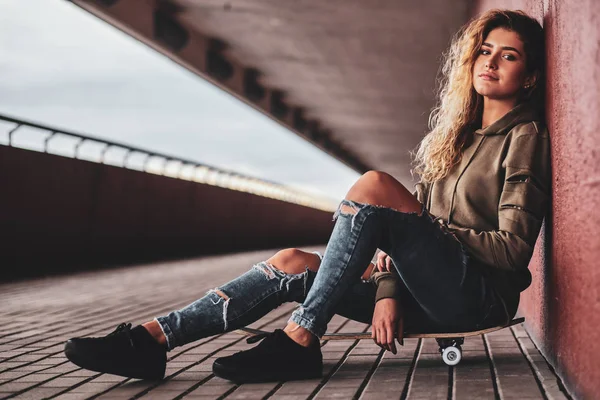 Retrato de menina atraente com skate — Fotografia de Stock