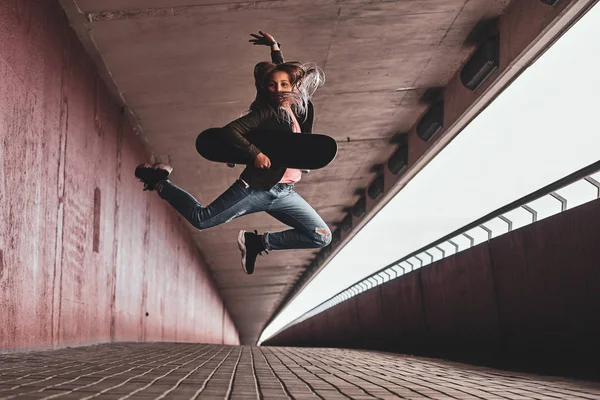 Retrato de menina adolescente no túnel — Fotografia de Stock