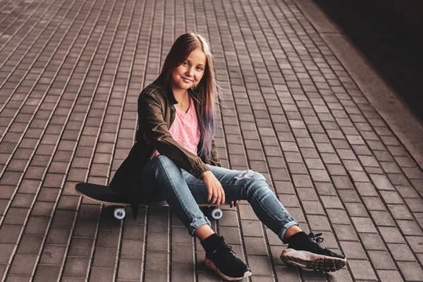 Portret van tiener meisje in de tunnel — Stockfoto