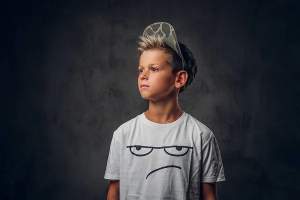 Porträt eines jungen attraktiven Schülers im Fotostudio — Stockfoto