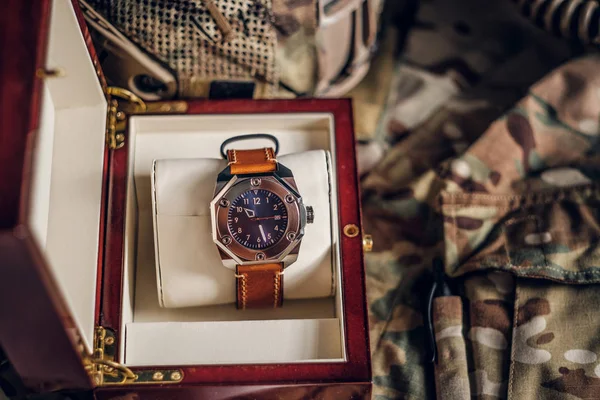 Bonito reloj en caja de regalo de madera —  Fotos de Stock