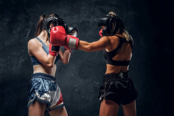 Lucha entre dos boxeadoras profesionales — Foto de Stock