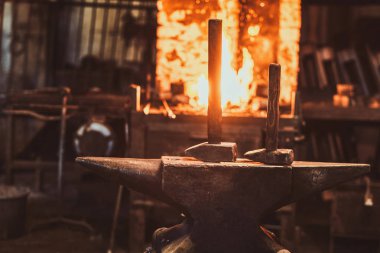 Nessecary ekipmanları ve çalışma sobayı ile Smith atölye