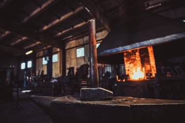 Nessecary ekipmanları ve çalışma sobayı ile Smith atölye