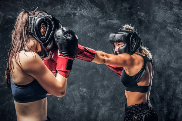 Kampf zwischen zwei Profiboxerinnen — Stockfoto