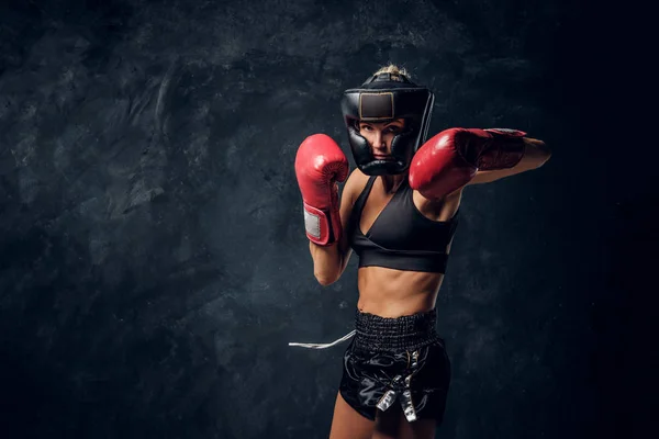 Retrato de una bonita boxeadora en un estudio fotográfico oscuro —  Fotos de Stock