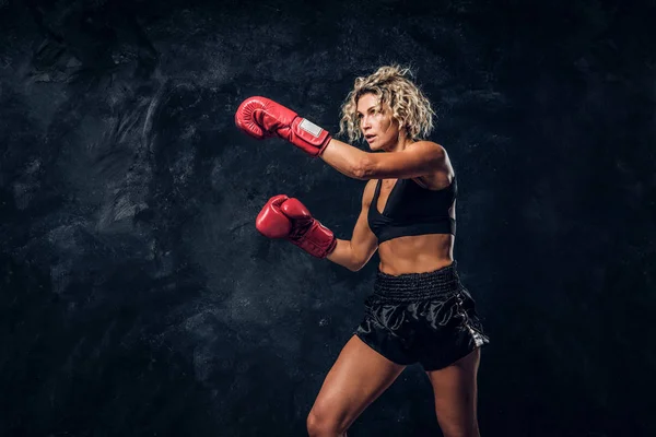 アクションでプロの女性ボクサーの肖像画 — ストック写真
