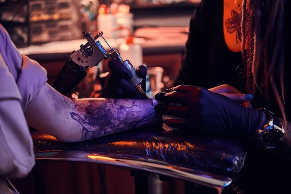 Processus de maquillage de tatouage au studio de tatouage sombre . — Photo