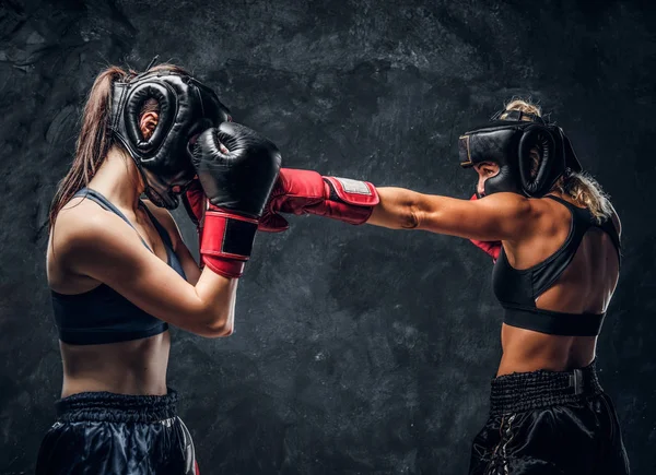 Lucha entre dos boxeadoras profesionales — Foto de Stock