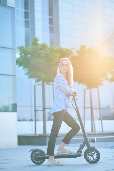 若い女性は彼女の新しいスクーターに乗って楽しんでいます — ストック写真