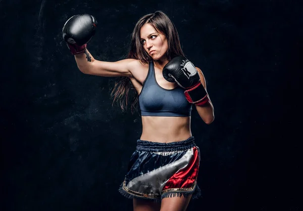 かなりプロの女性ボクサーの肖像画 — ストック写真