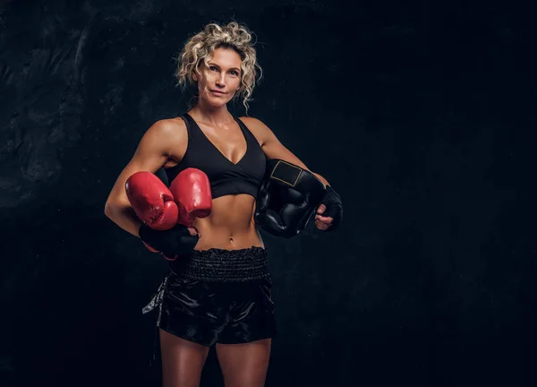 Retrato de boxeadora expirizada en estudio fotográfico —  Fotos de Stock