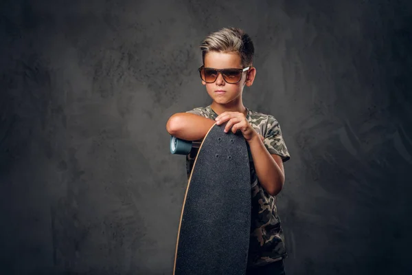 Porträt eines Schülers mit seinem Skateboard — Stockfoto