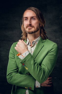 Karanlık fotoğraf stüdyosunda modern dalgın adam