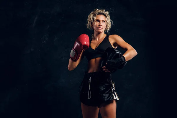 Retrato de boxeadora expirizada en estudio fotográfico —  Fotos de Stock