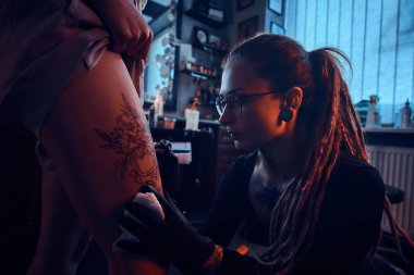 Dövme ustası müşteri için yeni dövme yaratıyor