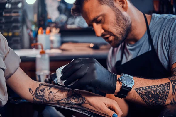 Maestro del tatuaje está creando un nuevo tatuaje para el cliente — Foto de Stock