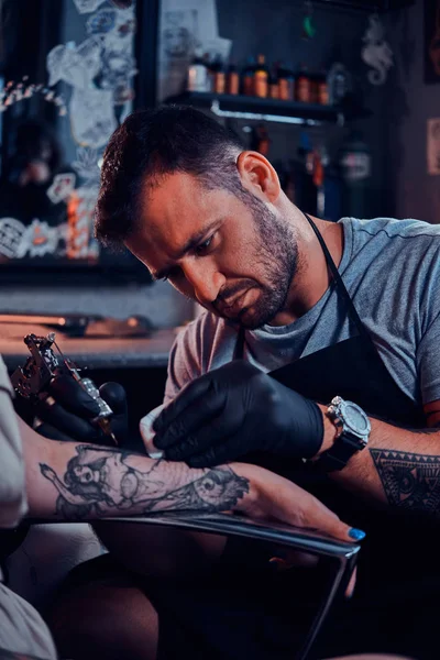 Tattoo Master creëert nieuwe tattoo voor de klant — Stockfoto