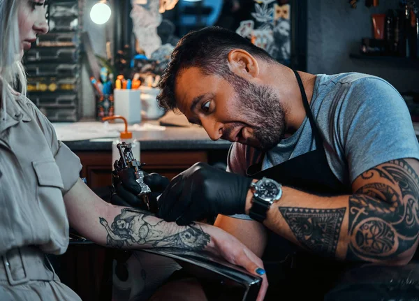 Dövme ustası müşteri için yeni dövme yaratıyor