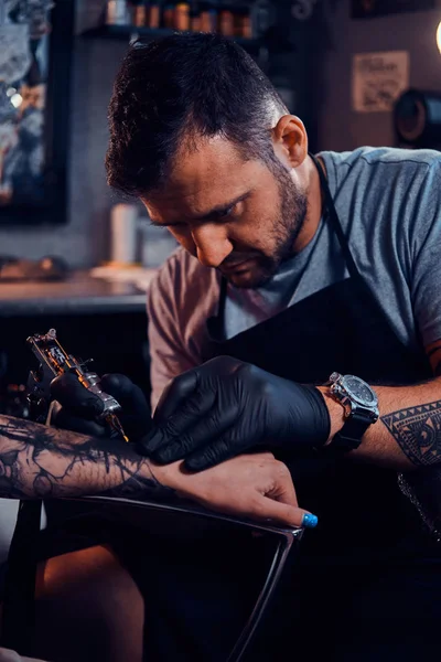 Le maître de tatouage crée un nouveau tatouage pour le client — Photo