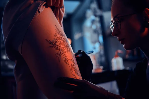 Il maestro del tatuaggio sta creando un nuovo tatuaggio per il cliente — Foto Stock