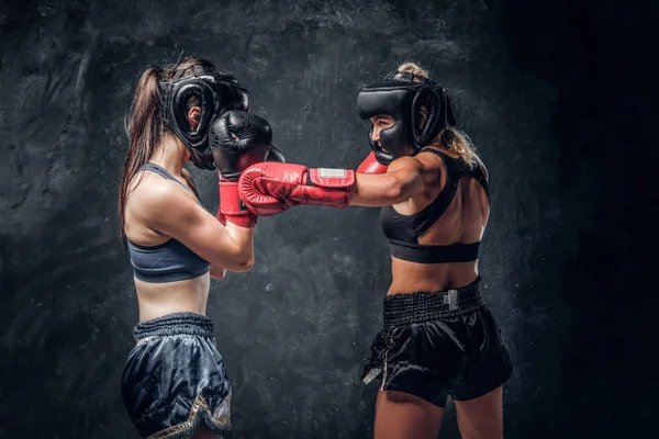 Vecht tussen twee professionele vrouwelijke boxers — Stockfoto