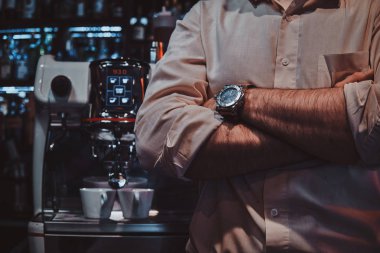 Barista müşteriler için kahve tamir