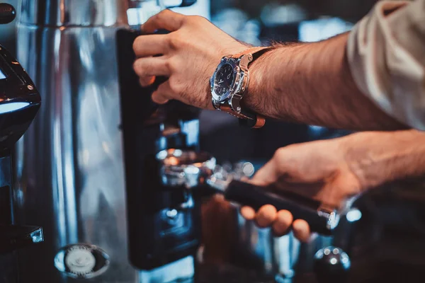 Processo de tomada de café usando máquina de café — Fotografia de Stock