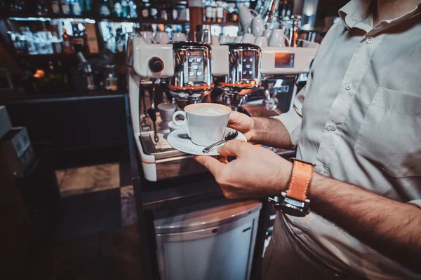 Barista jest Preparowanie kawy dla klientów — Zdjęcie stockowe