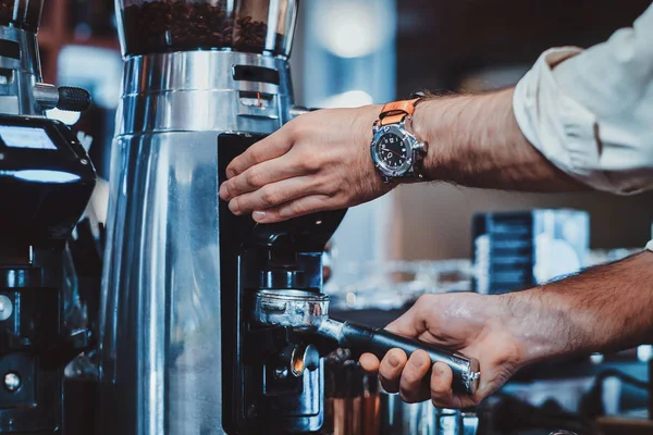Barista está preparando café para os clientes — Fotografia de Stock