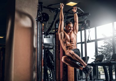 Kas adam eğitim cihazı ile egzersizleri yapıyor