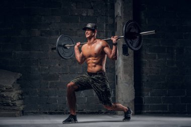 Adam ağır halter ile egzersiz yapıyor